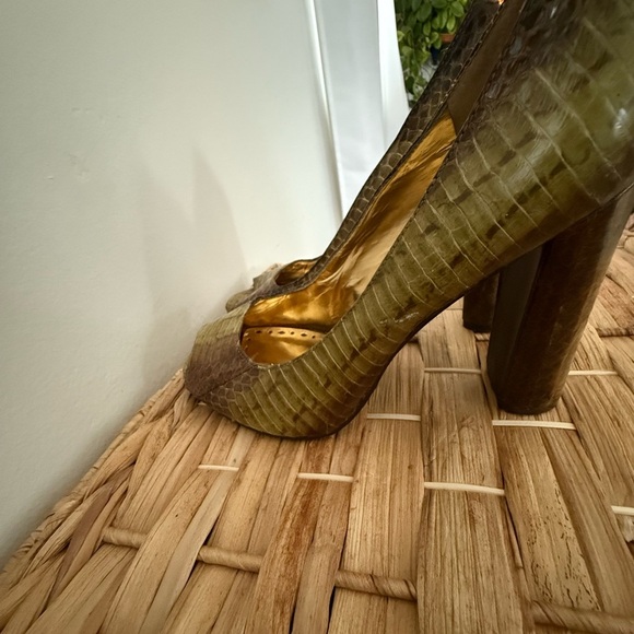 BCBGirls Green Heels Elegant Design - Picture 4 of 7